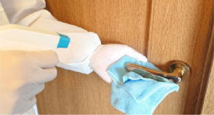 手作業で徹底消毒!!